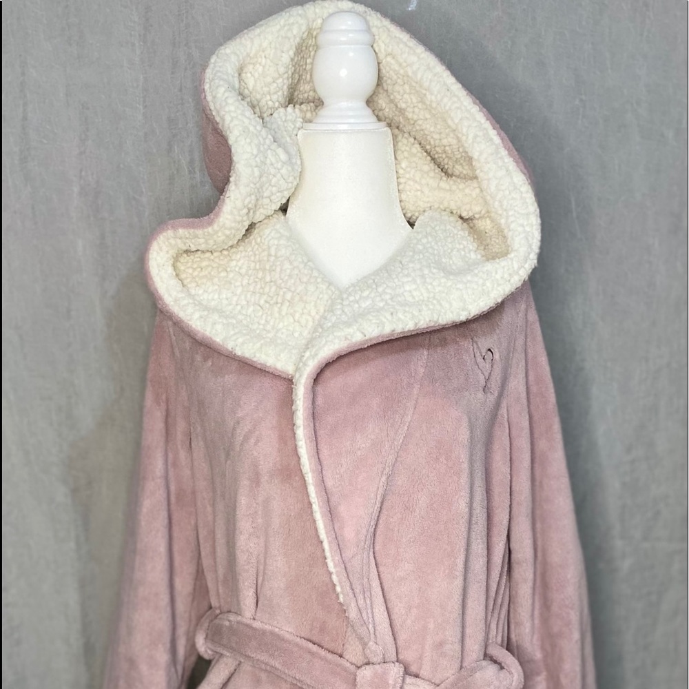 Victoria’s Secret pink plush robe w/ hood
